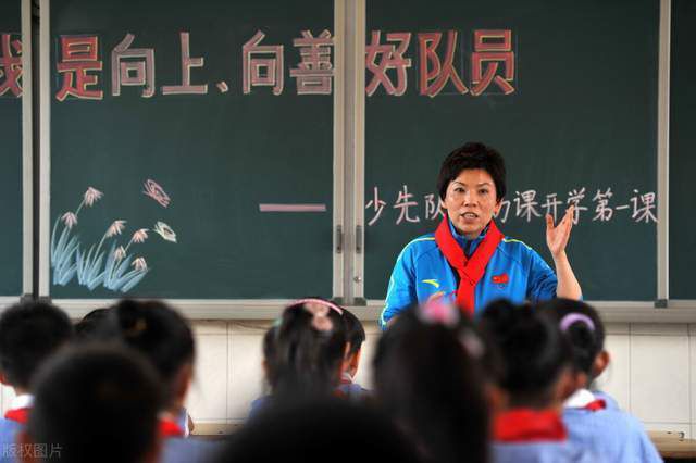 无处不在的彗星碎片从高空砸下、大气层燃烧成一片火海、地标性建筑物被彻底损毁、爆炸将主角掀翻，还有为逃生名额走上极端的人们……末日浩劫场面震撼，特效镜头目不暇接，惊爆眼球